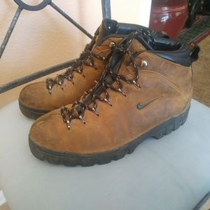 *sold* Nike vintage acg hiking boots mens sz 9.5